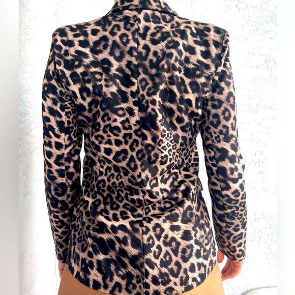 Leopard printed jacket 🧥.👸🐆 - Picture 2 of 3